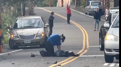 竹縣關西汽車失控撞重機　男騎士及女乘客2人命危搶救中