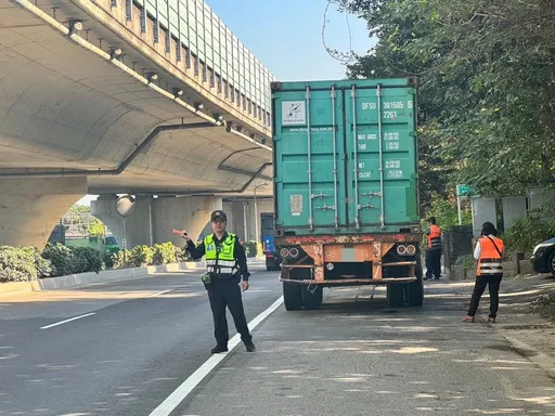 蘆洲警「移動式地磅」加強取締大型車 開罰48件「號牌污穢」竟佔最多