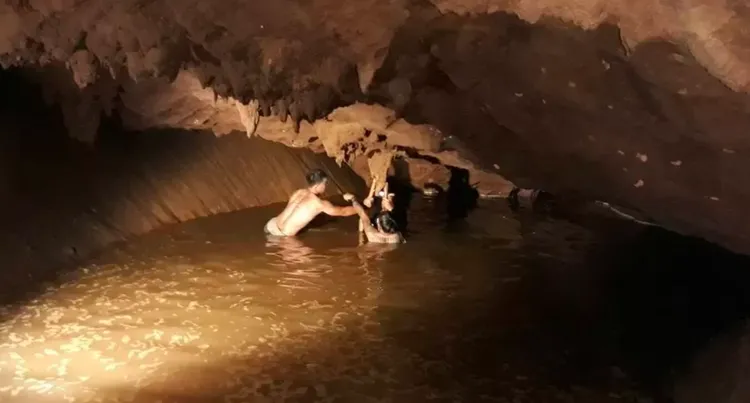 泰國少年因為洞穴積水而被困，救援行動相當艱難。翻攝英國廣播公司/救援人員Vernon Unsworth提供