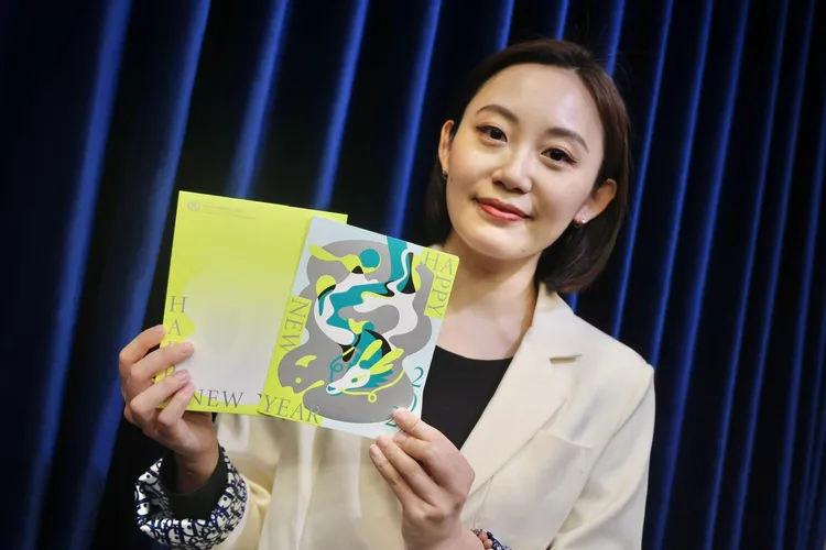 總統府發言人林聿禪介紹活動邀請函。林林攝