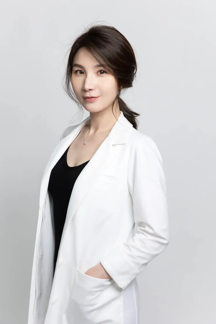 美女醫師許書華因在防疫期間大跳洗手舞爆紅。翻攝許書華臉書