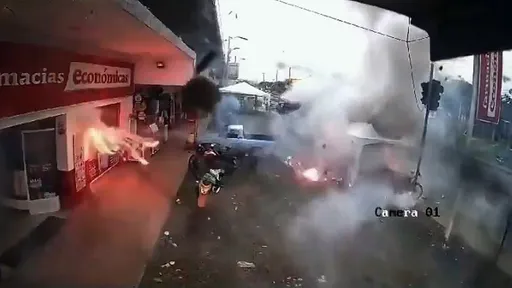 聖誕煙火攤變「砲陣地」　疑天熱自燃四射嚇逃眾人