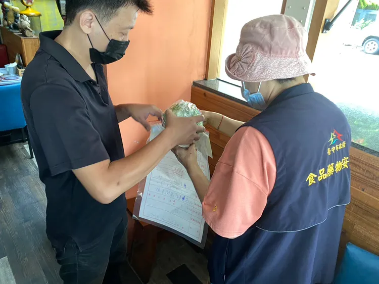 稽查人員抽驗食材。食安處提供