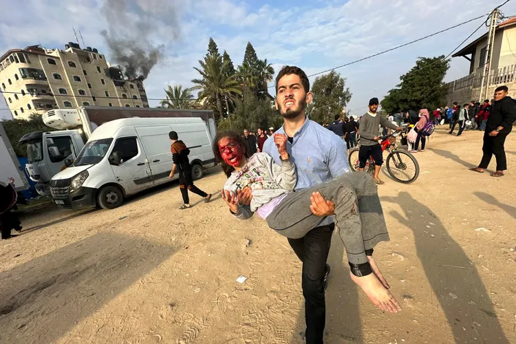 以色列28日對加薩中部城市扎維達（Al Zawayda）發動攻擊，圖為當地一名受傷女童。美聯社