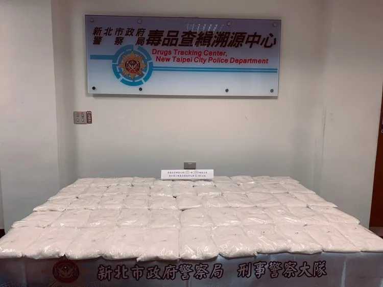 新北市政府警察局刑事警察大隊日前依據線報在新莊某美式賣場停車場破獲毒品交易案，查獲多達55公斤K他命毒品。（翻攝照片）中央社