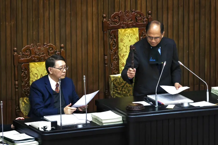 立法院長游錫堃（右）19日主持第10屆最後一次院會。林林攝