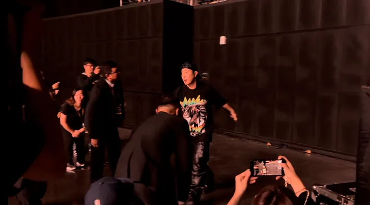 Haha衝下台拋周邊毛巾給2樓的粉絲。讀者提供