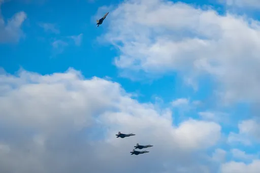 F-22戰機「缺席隊形」悼珍珠港事件82年 倖存者憶:嚇得要死