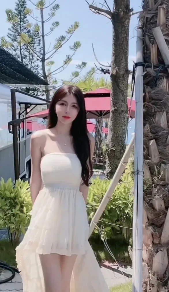 百萬高人氣直播主,穿小公主禮服展現氣質美。IG@vickybaby723 提供