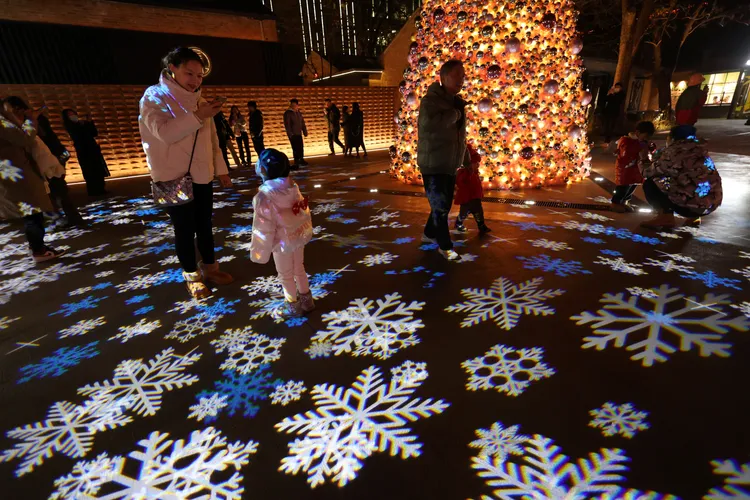 中國民眾在沒有更好理財投資管道的情況下，即使利率不斷降還是要定期；圖為北京街頭的聖誕裝飾。路透社