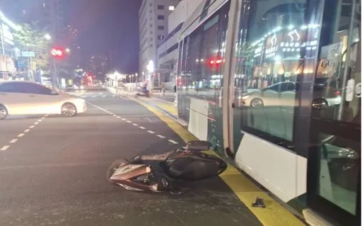 高雄機車攔腰撞上輕軌　25歲女臉部四肢受傷
