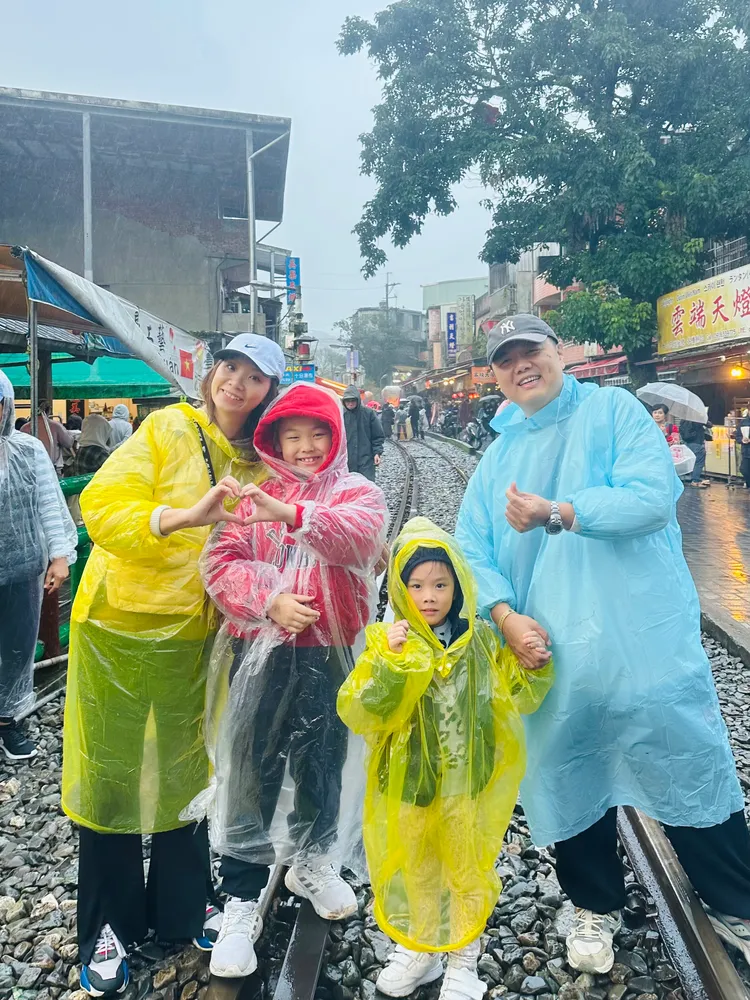 林子聰（後）開心和全家人暢遊基隆。艾迪昇傳播提供