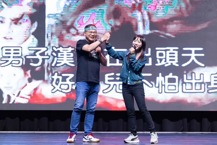 2人手牽手高歌。黃捷陣營提供