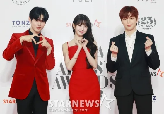 ZEROBASEONE隊長成韓彬（左起）、IVE張員瑛、姜丹尼爾擔任主持人。翻攝STARNEWS