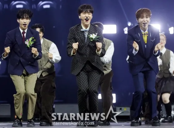 夫碩順壓軸表演，帶動台下歌手跟著跳。翻攝STARNEWS