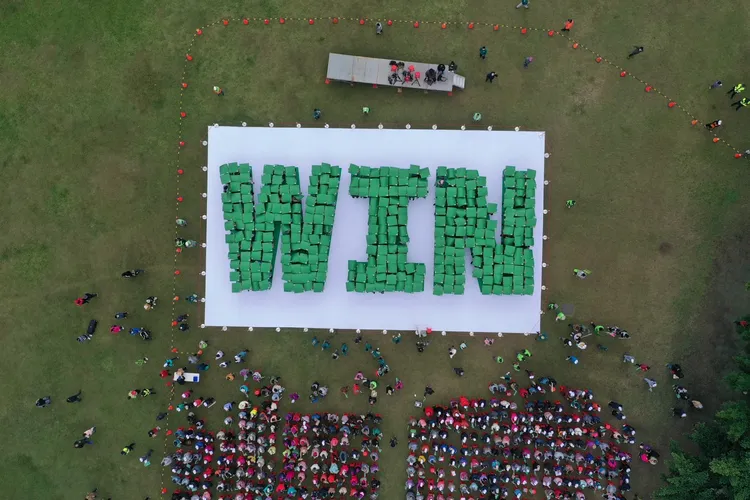 新北支持者拼出「WIN」字樣。賴清德競總提供