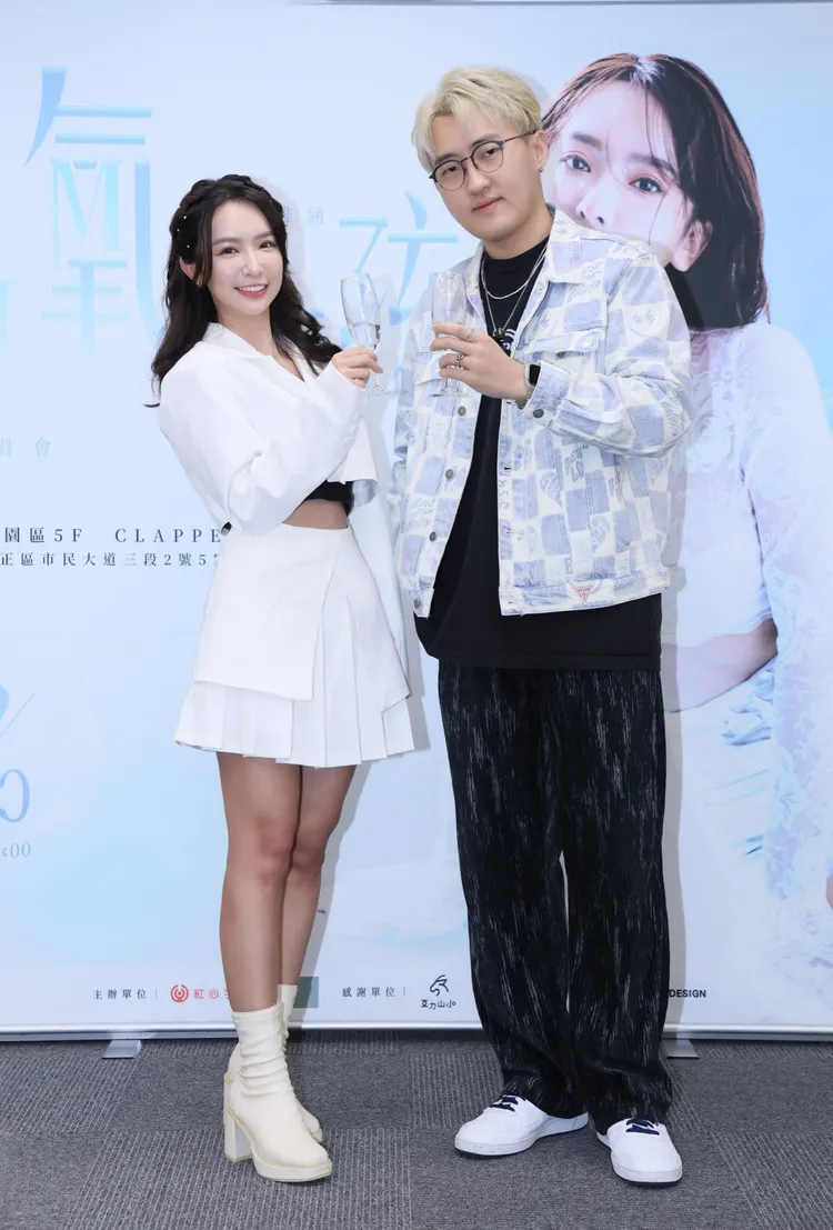 張雅涵單曲製作人言奕（左）今天現身記者會，為她加油打氣。紅心字會提供