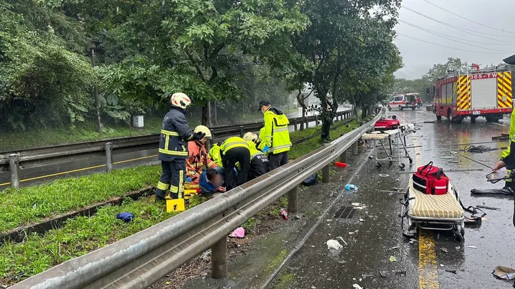 男子送往基隆長庚醫院急救。翻攝畫面