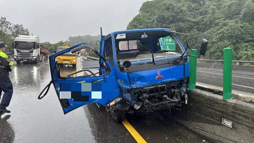 疑天雨路滑 台62線小貨車失控自撞護欄!駕駛骨折送醫