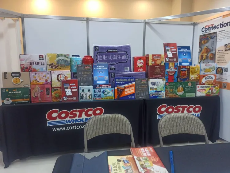 彰化市好市多會員卡申辦處，擺放好市多相關商品。翻攝「彰化人大小事」