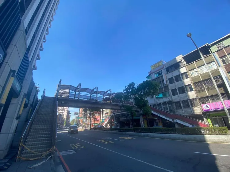 民族陸橋服務長達41年，今天清晨順利拆除。工務局提供