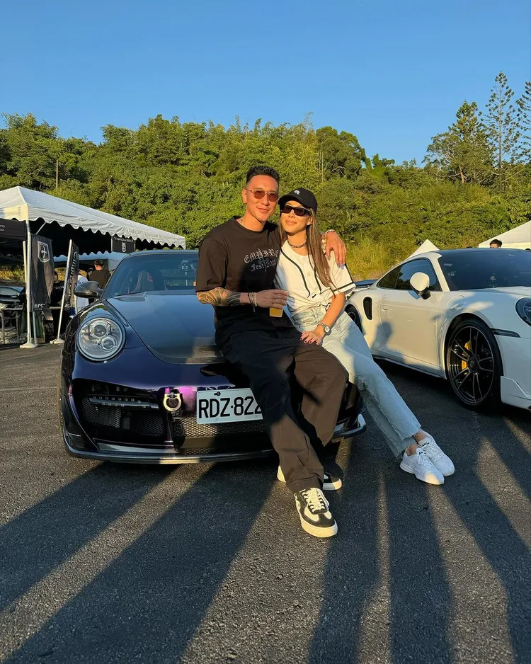 王陽明甜擁美嬌妻蔡詩芸。翻攝自王陽明臉書