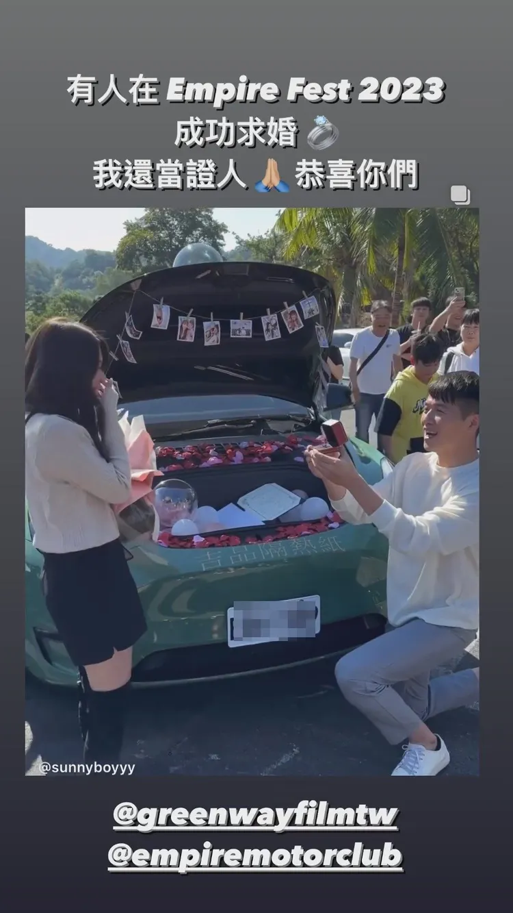 車友掏戒指下跪求婚，場面溫馨感人。翻攝自王陽明IG