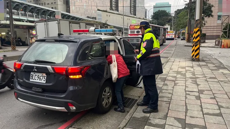 警方主動以巡邏車載送婦人返家。翻攝畫面