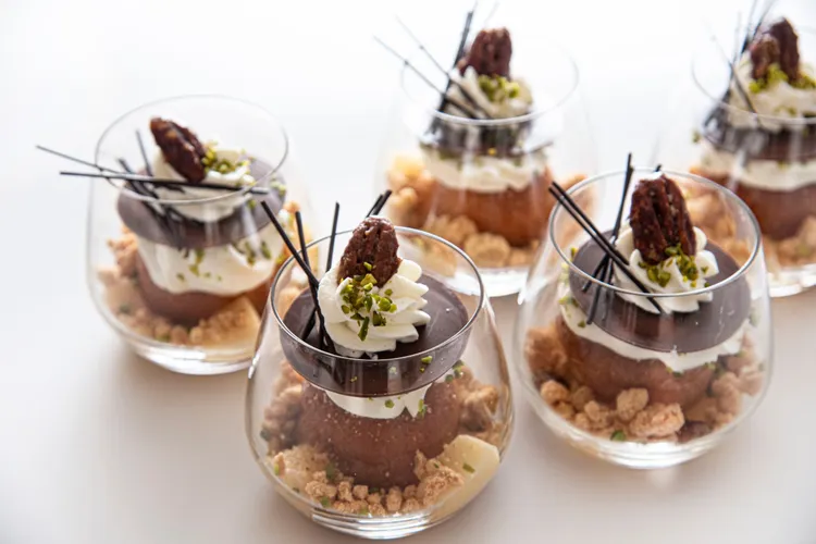 大倉久和大飯店大分美饌 主廚精選套餐的大分燒酎薩瓦蘭蛋糕。業者提供