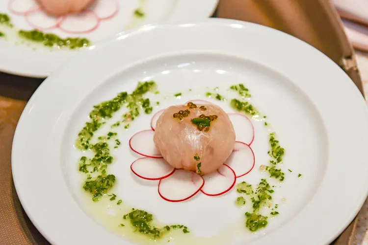 大倉久和大飯店大分美饌 主廚精選套餐的昆布風味醃大分比目魚襯大葉醬。業者提供