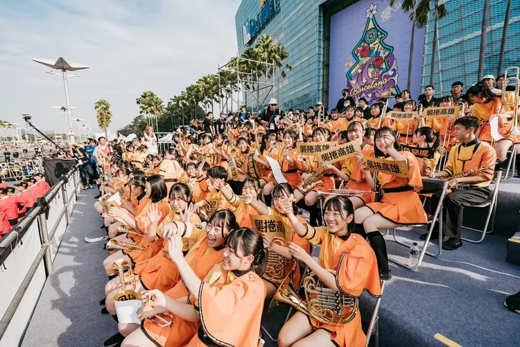 京都橘高校吹奏樂部10日下午在高雄時代大道進行2023年返台首場演出。市府提供