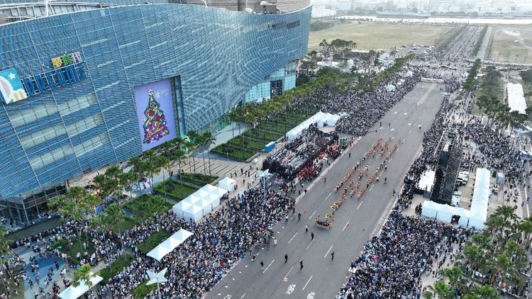 高校吹奏樂部10日下午在高雄時代大道進行2023年返台首場演出，吸引8.5萬民眾觀賞。市府提供