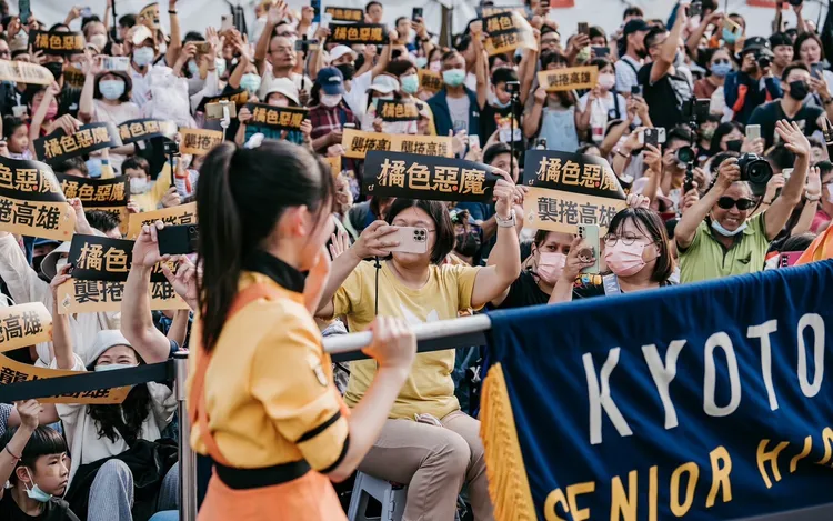 橘高校吹奏樂部10日在高雄時代大道演出，吸引8.5萬民眾觀賞。市府提供