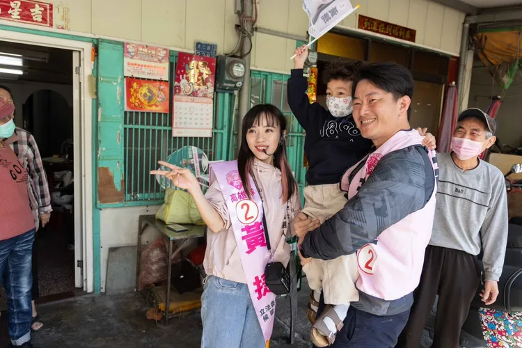 連小朋友也想合影。黃捷競總提供