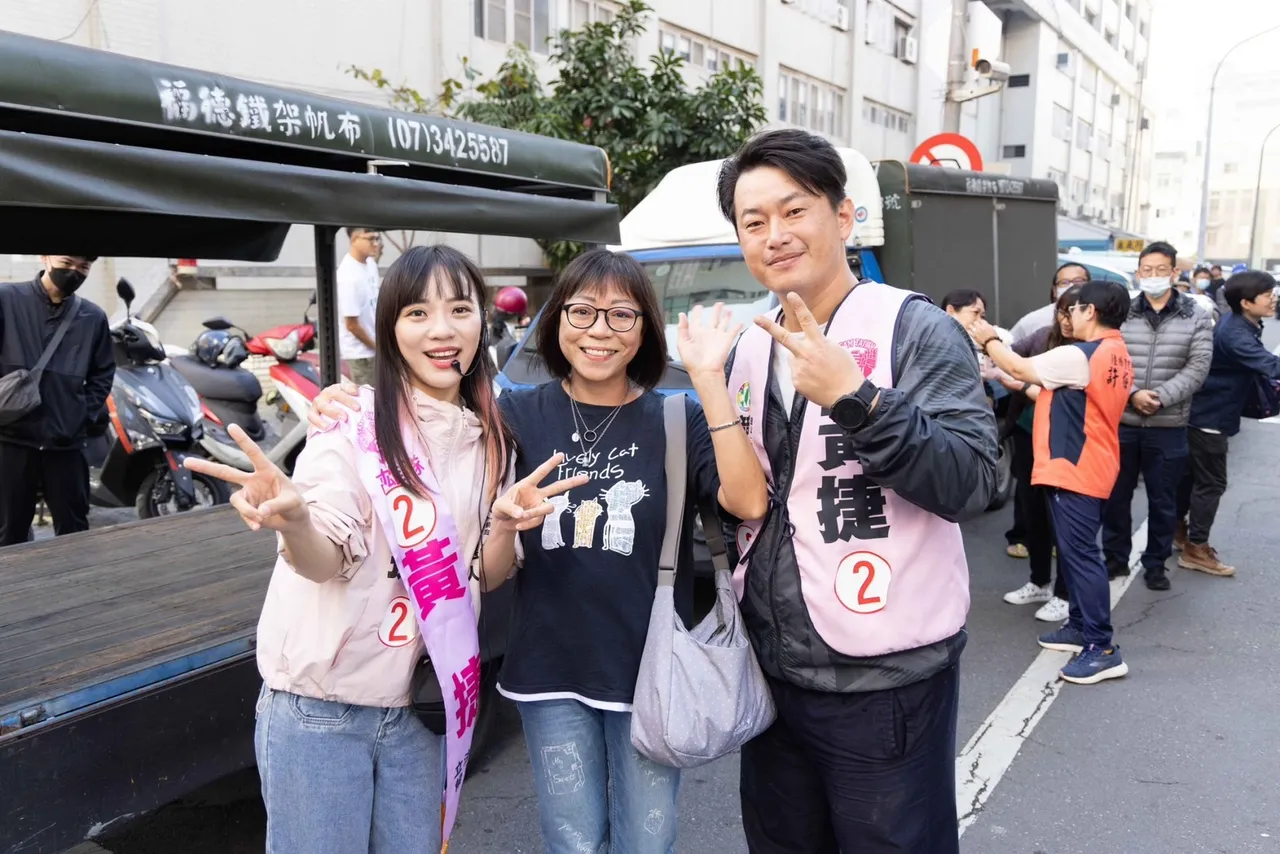 黃捷與3Q陳柏惟前往高雄鹽埕大舞台市場掃街拜票。黃捷競總提供