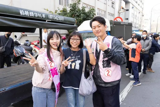 黃捷、陳柏惟合體掃街颳旋風 攤商樂歪!熱情互動喊偶像