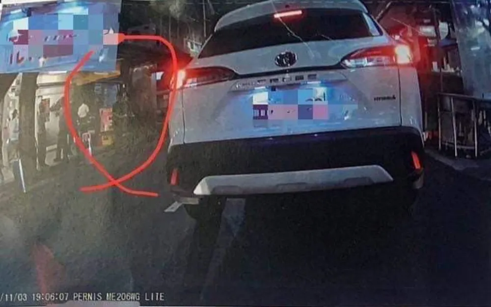 事发在11/3晚间，原PO以红圈圈出疑似行人。翻摄自脸书「爆料公社」