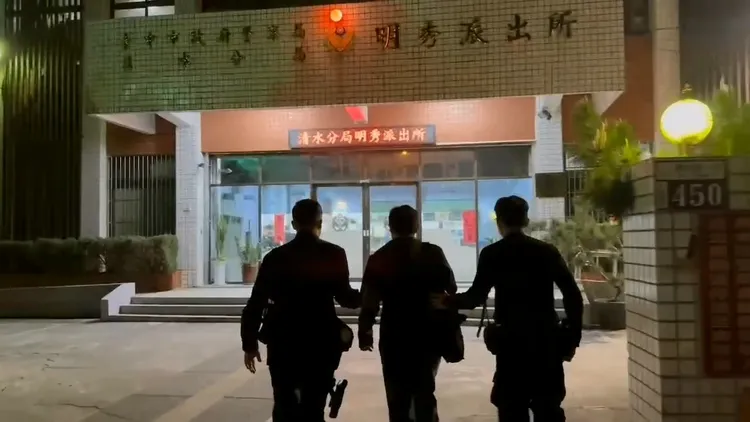 警方帶回「巡山裸男」鄭姓男子。民眾提供