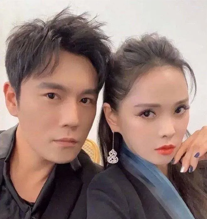 伊能靜（右）常為秦昊寫小作文。翻攝伊能靜微博