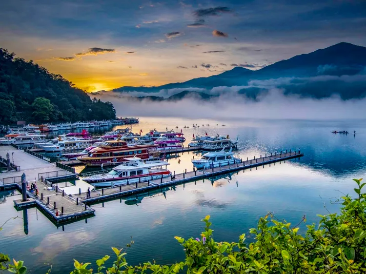 「台灣好行日月潭-阿里山線」起點為日月潭水社商圈。日管處提供