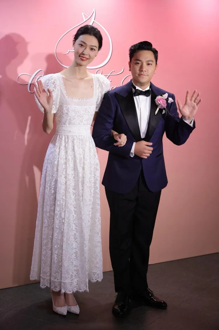 新娘穿蓬蓬袖宮庭公主風白紗。Number One PR Communication Limited提供