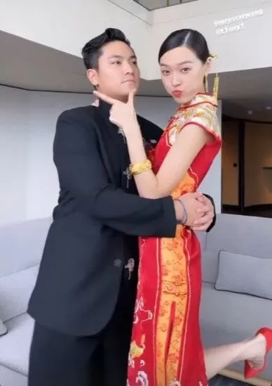 新人王令塵與游天翼先以中式旗袍亮相。翻攝elly_I的IG
