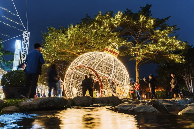 「星球秘境」如同放大版的聖誕裝飾球球。文化局提供