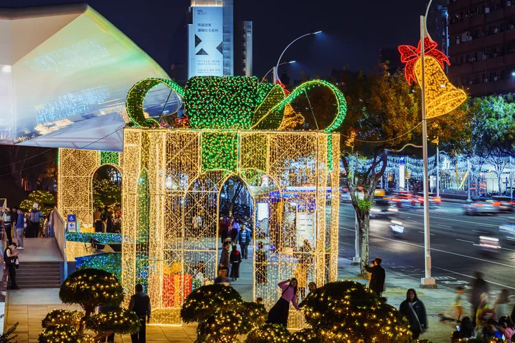 靠近中山路的「心願聖誕盒」，吸引路過行人紛紛駐足拍照留念。文化局提供