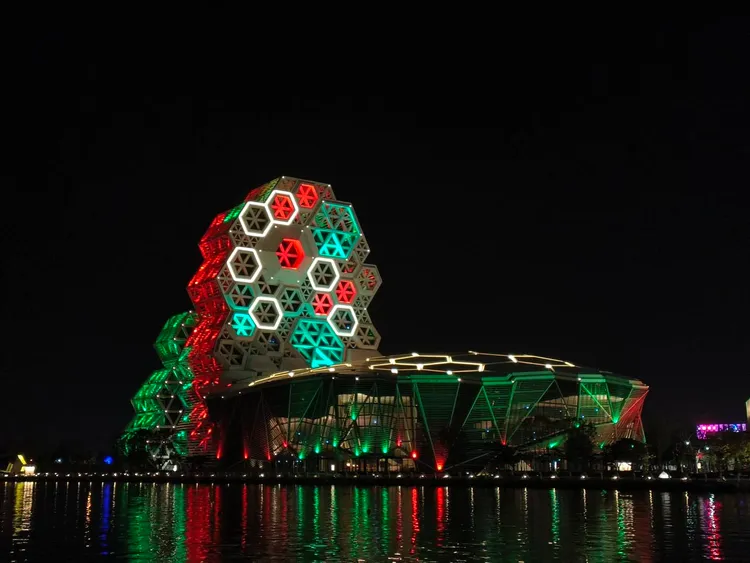 「愛河智慧燈光系統」串聯高雄流行音樂中心、愛河沿線橋體及河岸的燈光，於近期亮起紅綠聖誕色彩燈光。文化局提供