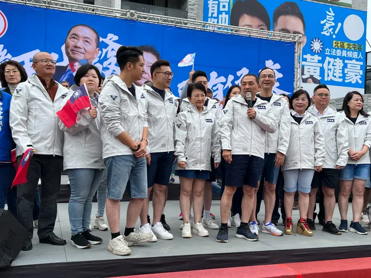 侯友宜及台中競總主要幹部全都穿短褲亮相，象徵「為台灣撩落去」。鮮明攝