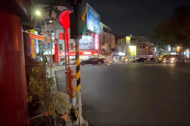 同向車輛遭一旁建物擋住視線，難以察覺有行人要通過。取自林依婷臉書