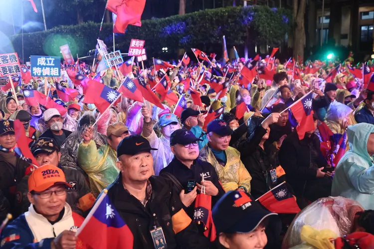 雖然天空不作美，仍不減國民黨支持者熱情，不時可見國旗海。彭欣偉攝