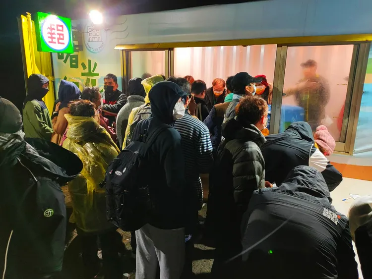 縣府與屏東郵局聯名推出「追光造夢」紀念明信片，讓民眾能在日出現場寫下年初大夢。縣府提供