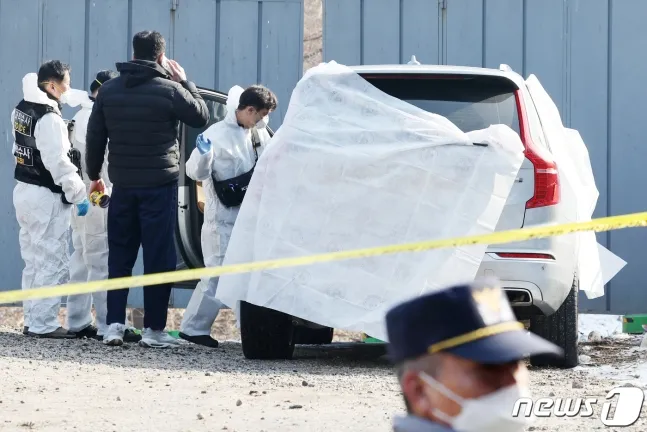 李善均的車子被蓋上白布。翻攝news1